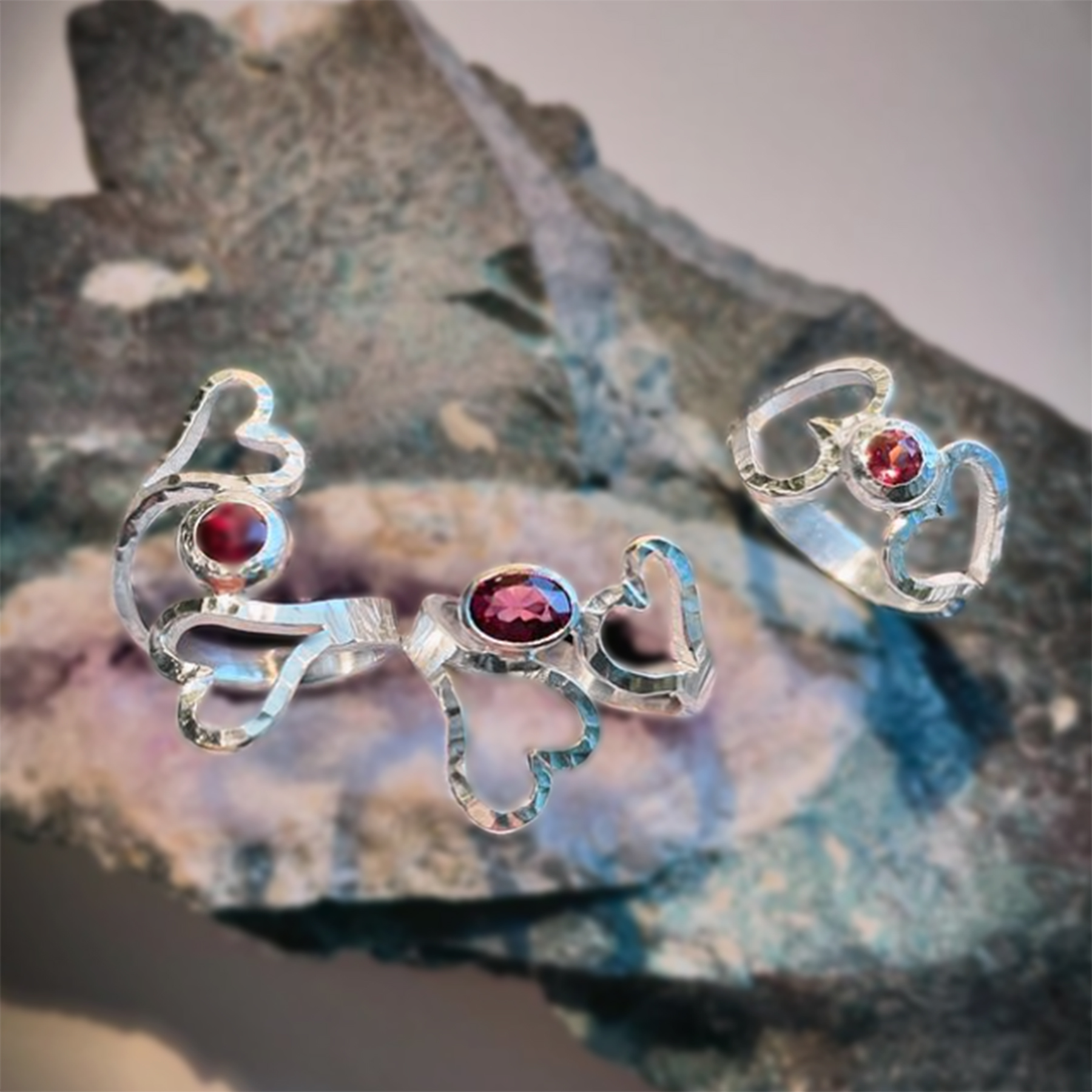 Geschmiedete Ringe aus Silber mit pinken Steinen
