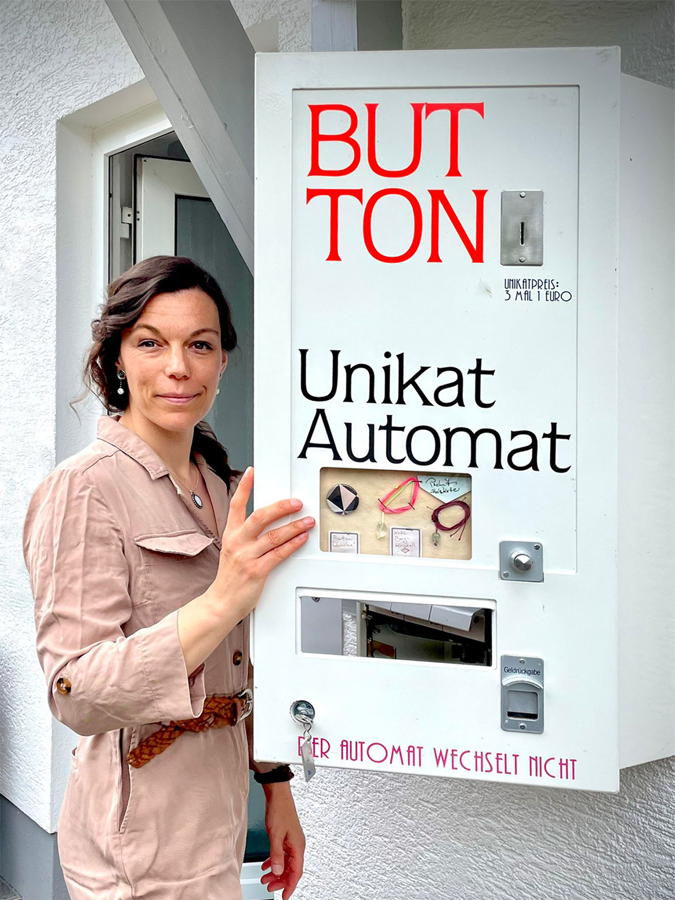 Verena vor ihrem Schmuck-Automaten