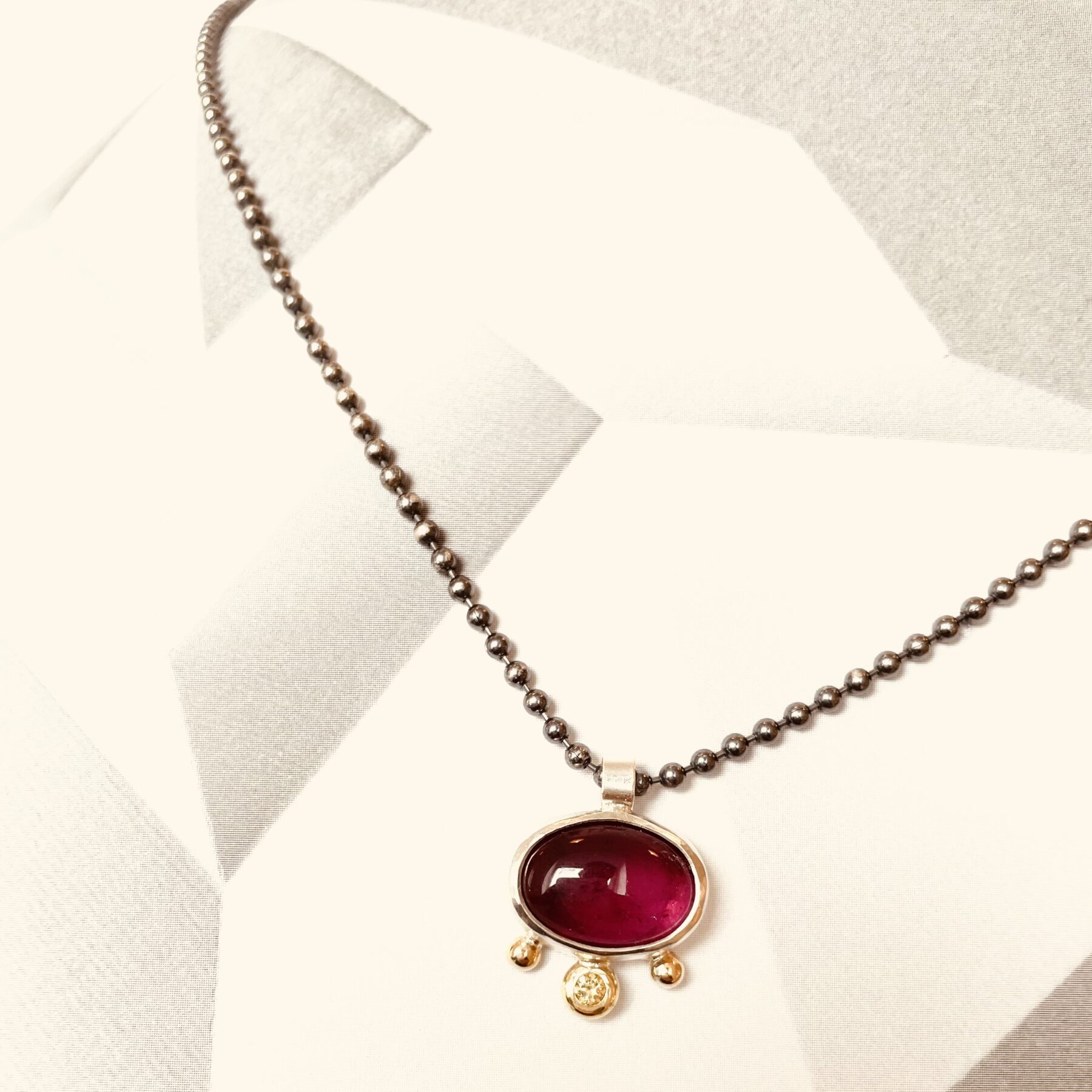 Anhänger aus Gold mit rotem Stein