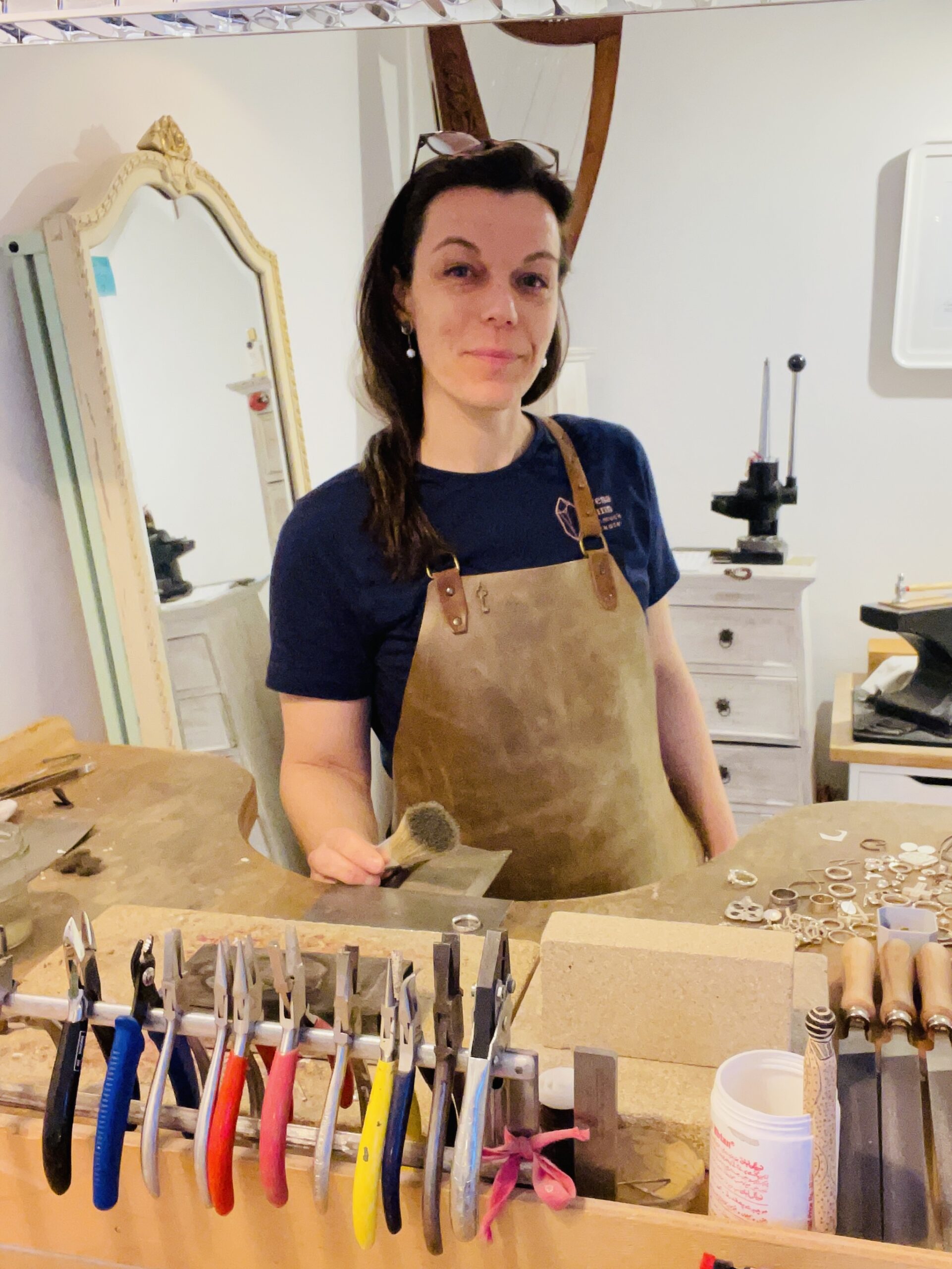 Verena am Werktisch