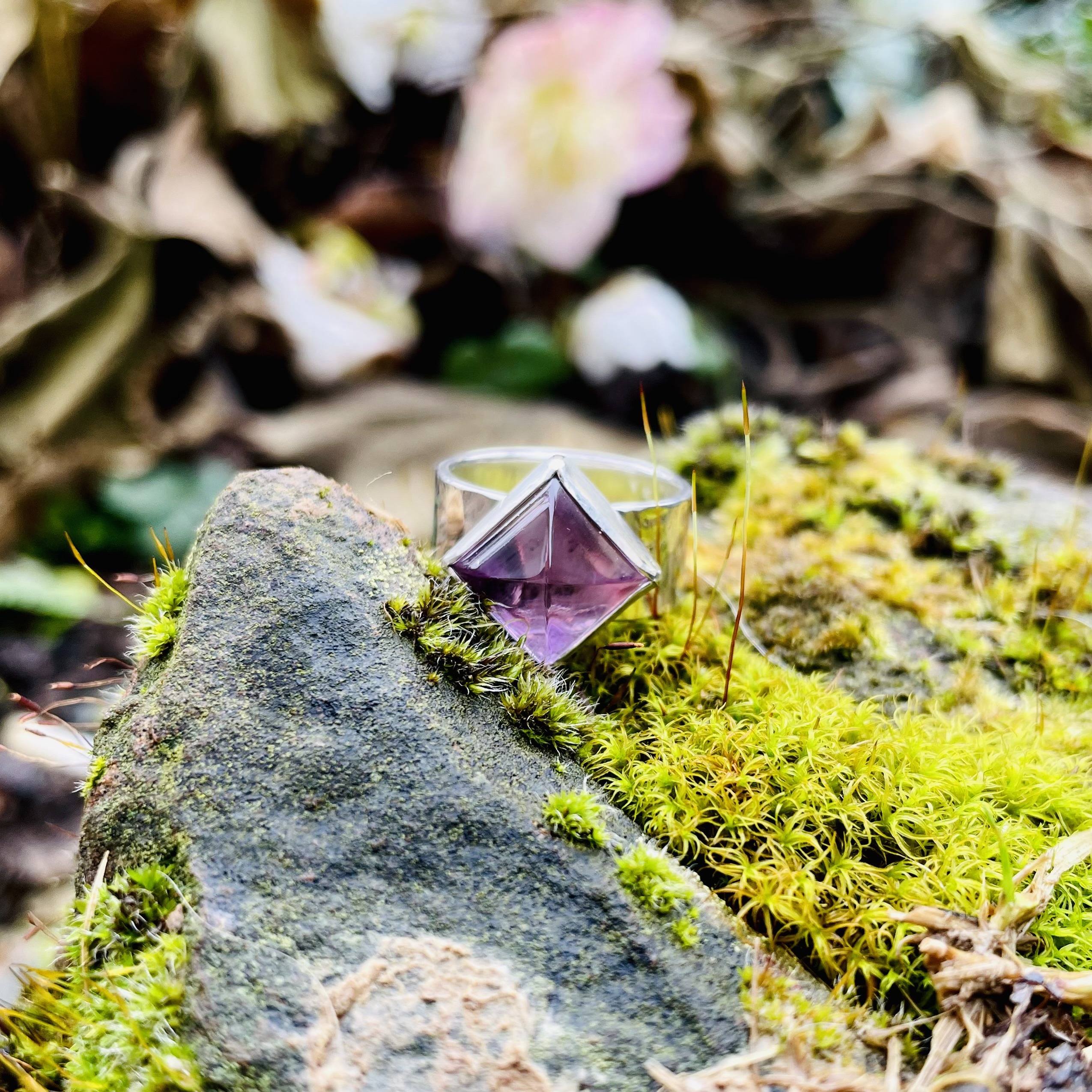 Silberring mit violettem Stein