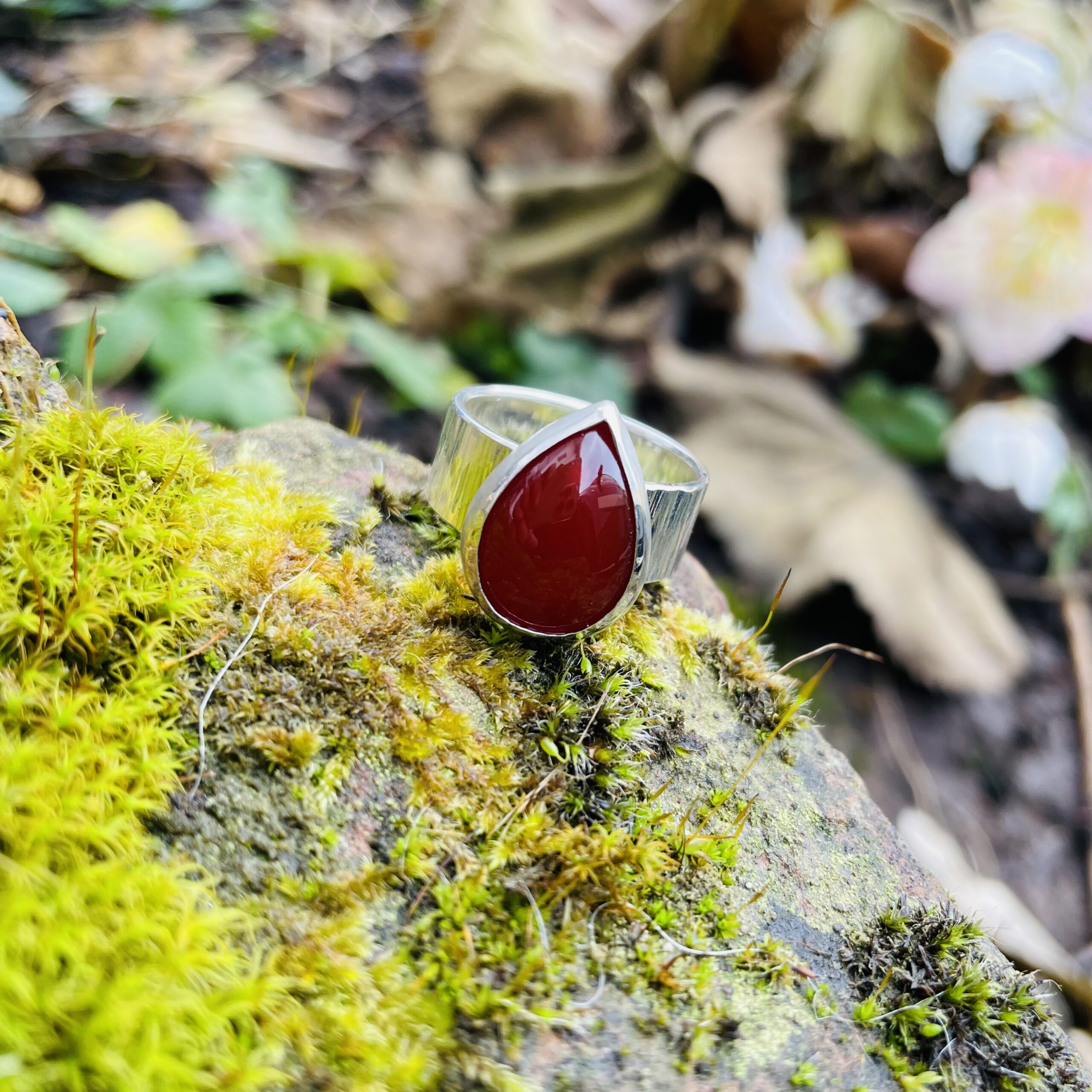 Silberring mit rotem Stein